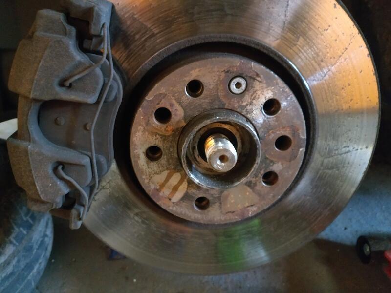 Saab 93 with Axle nut removed